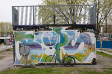 827583 Afbeelding van graffiti op een van de zijwanden van de skatebaan (halfpipe) op het Paardenveld te Utrecht, met ...